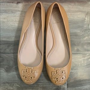 Tory Burch Blond -703 Powder Coates Melinda Flat